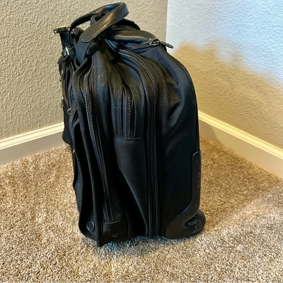 Tumi wheeled deluxe brief, Model 26104D4. - Picture 10 of 14
